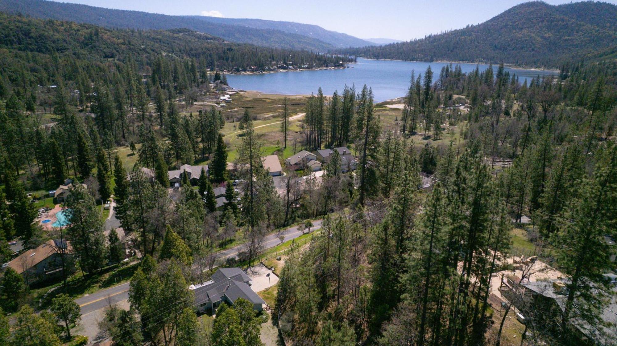 Near Yosemite Bass With Hot Tub, View, Pet Friendly Holiday home