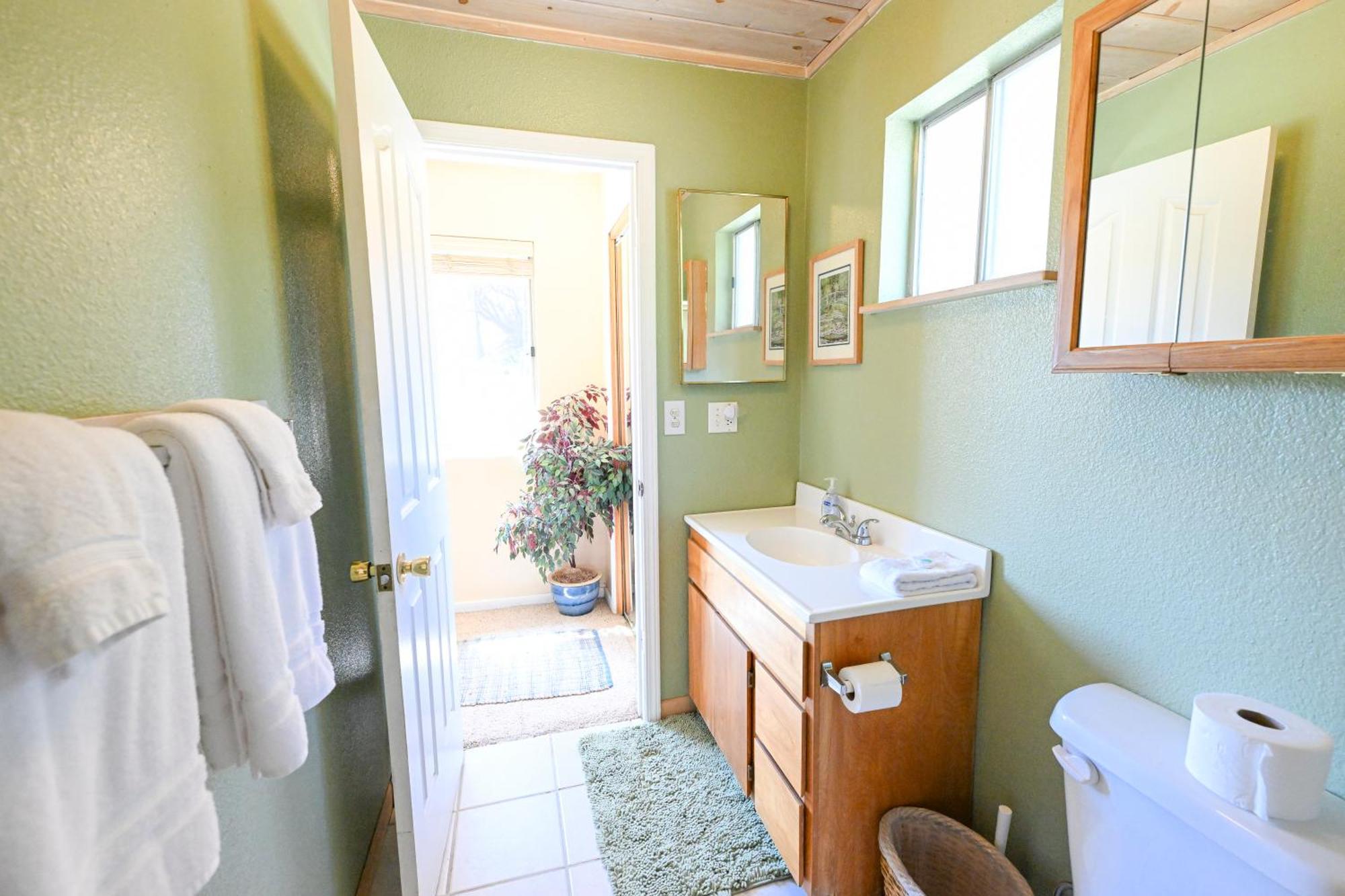 Near Yosemite Bass With Hot Tub, View, Pet Friendly * Bass Lake